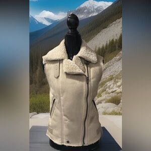 EUC Bershka Faux Suede Shearling Vest Cream/Beige Women’s Size XS